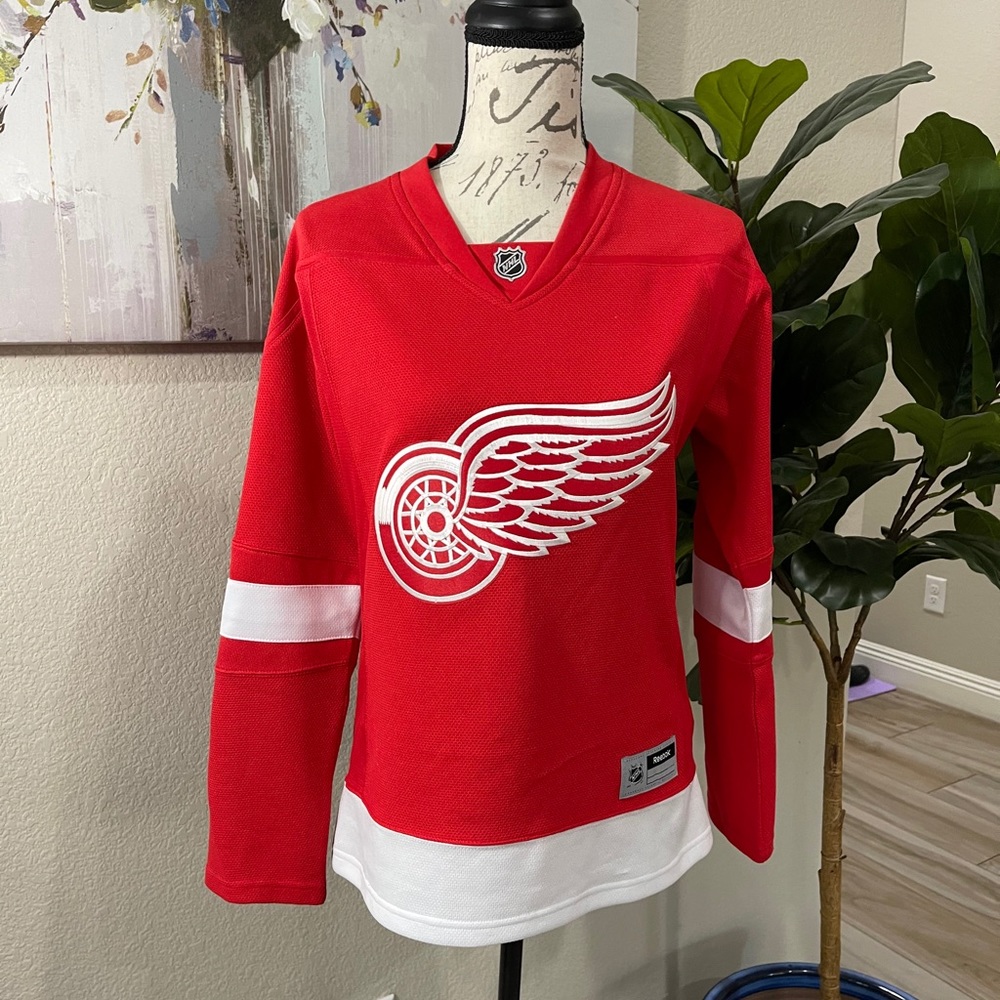 Like new Womens Detroit NHL red wings Jersey